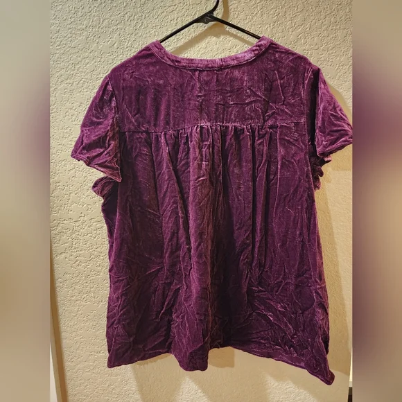 💕Torrid VELVET SPLIT NECK FLUTTER SLEEVE TOP Purple Size 1 - Picture 4 of 6